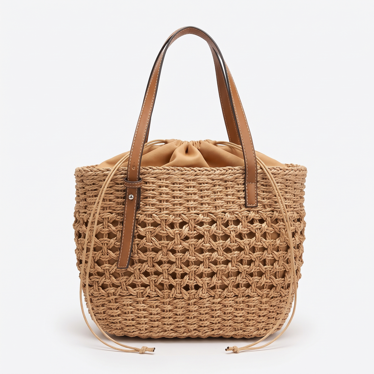 Sac à main en paille marron sur fond blanc