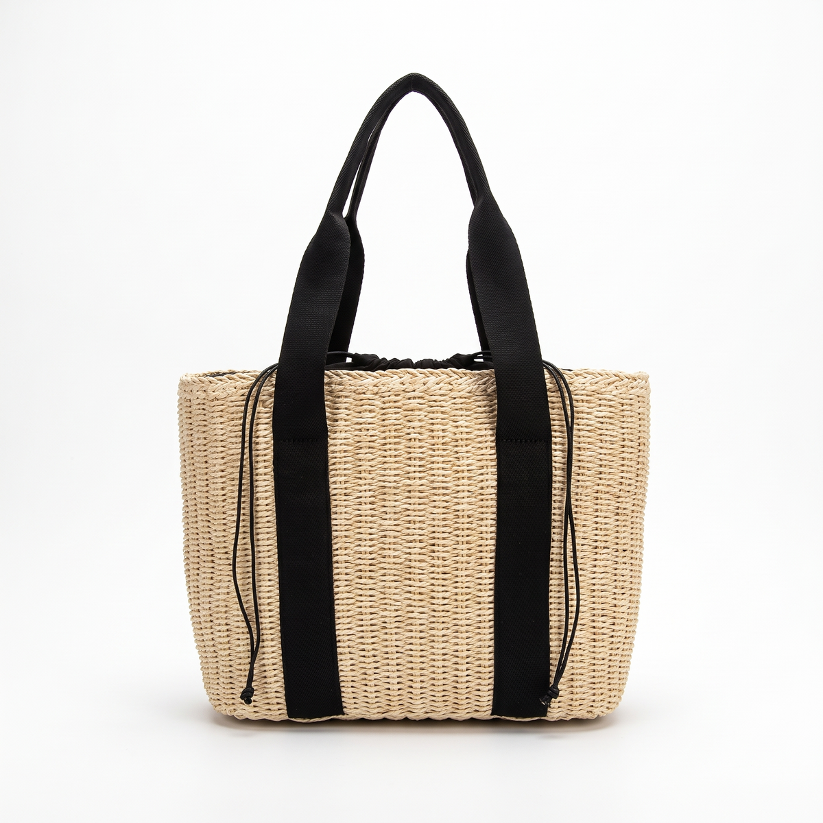 Sac à main en paille avec poche téléphone sur fond blanc