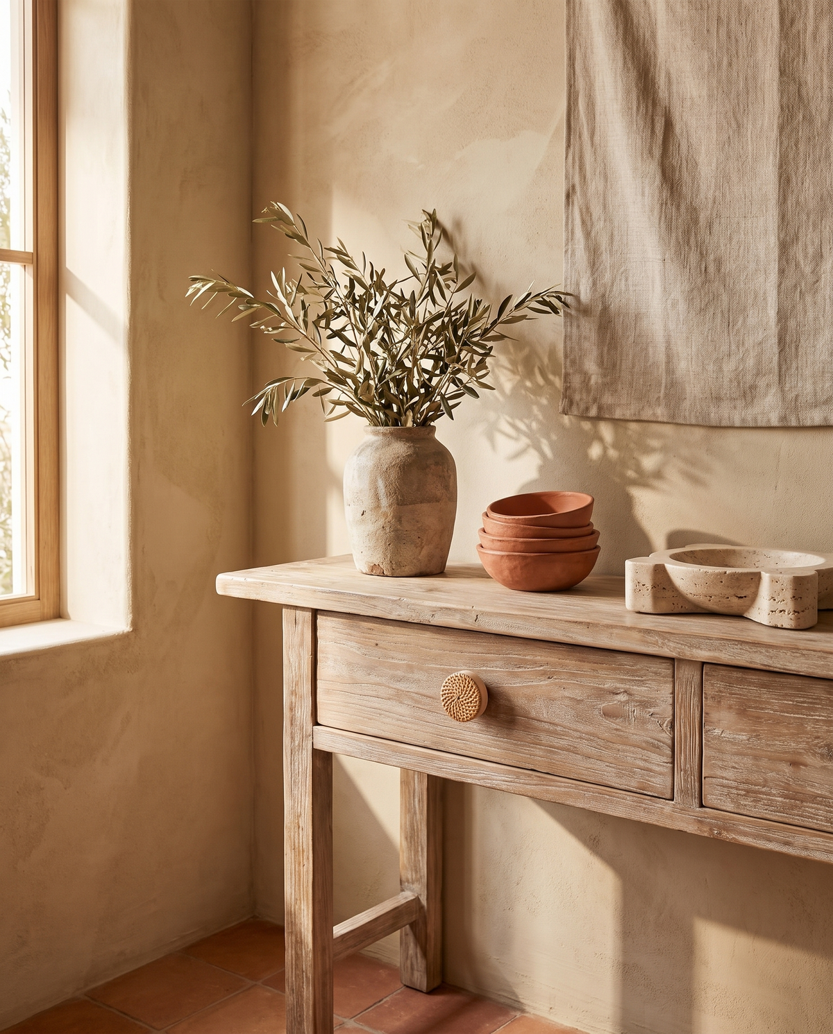 Bouton de meuble en rotin et hêtre en situation dans un intérieur
